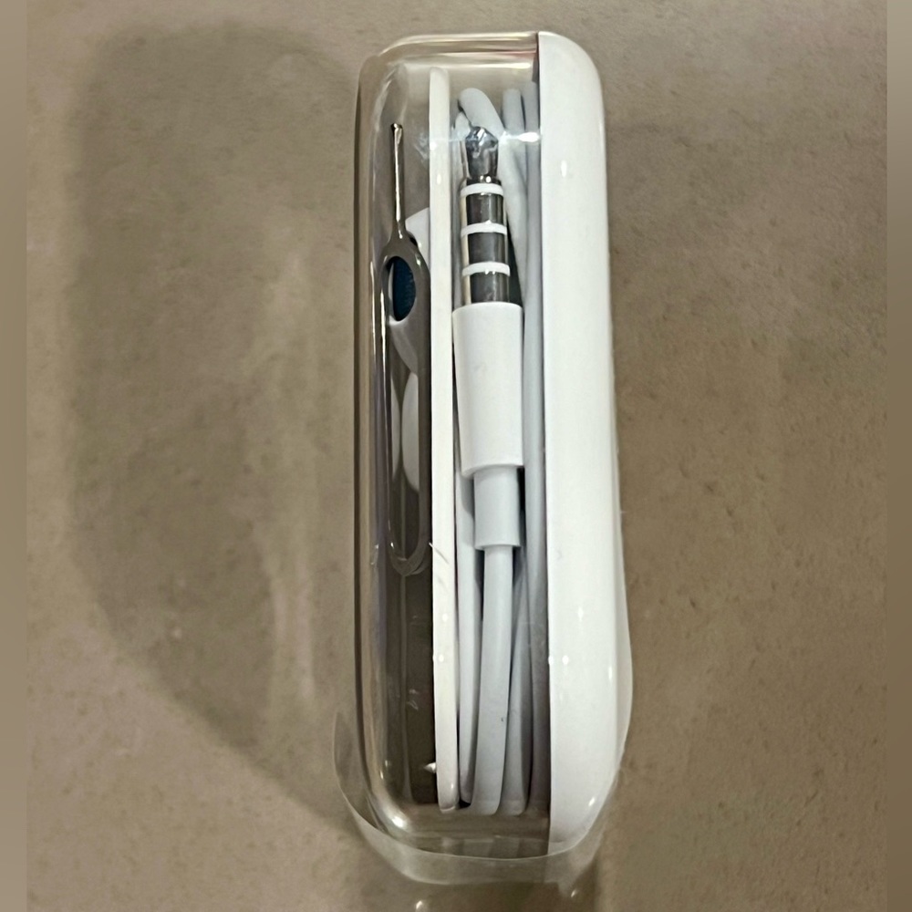 Apple Earbuds Wired Headphones with 3.5mm Plug